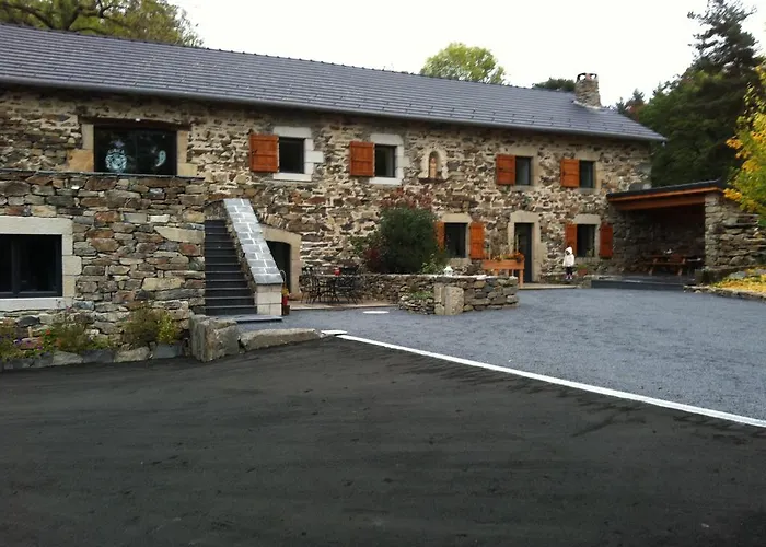 Aux Pays Des Sucs Nyaraló Saint-Hostien