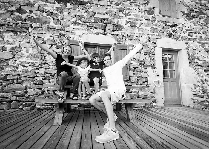 Aux Pays Des Sucs Nyaraló Saint-Hostien